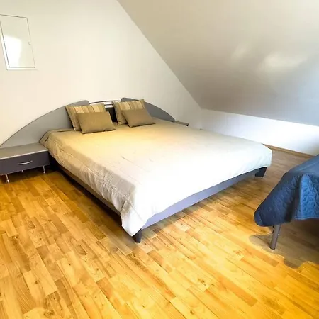 Bovenappartement In Met Balkon En Uitzicht Over Het Bos アパート