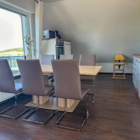 Bovenappartement In Met Balkon En Uitzicht Over Het Bos